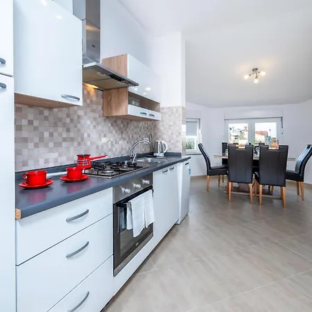Apartment Gorgeous In Pula